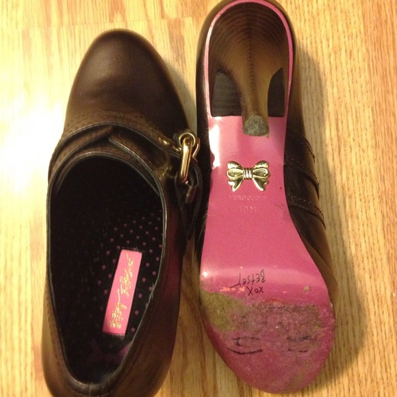 Ankle boot with buckle - Picture 3 of 3