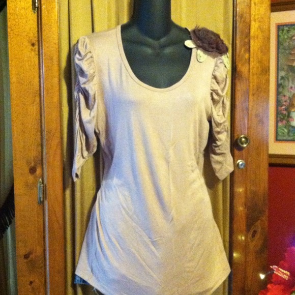 🌹🌹traded🌹🌹Beige top with flowers