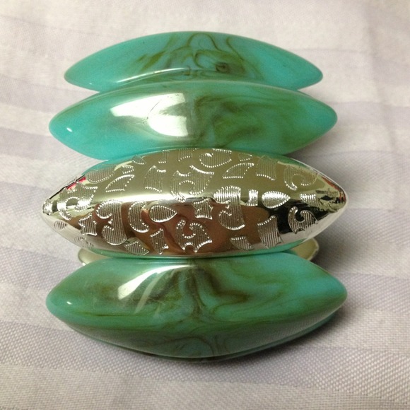 ❗️Sale❗️Turquoise and Silver Statement Bracelet - Picture 2 of 3