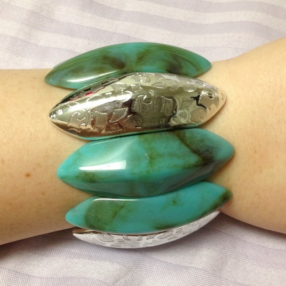 ❗️Sale❗️Turquoise and Silver Statement Bracelet - Picture 3 of 3