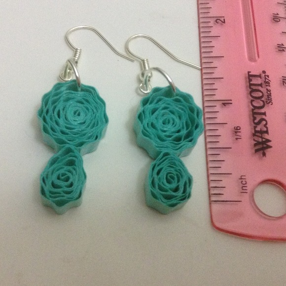Handmade quilled earrings - Picture 3 of 3