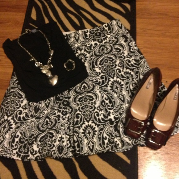 Black and white paisley printed A-line skirt