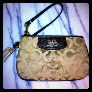 AUTHENTIC Coach Wristlet 💸PRICE REDUCED💸