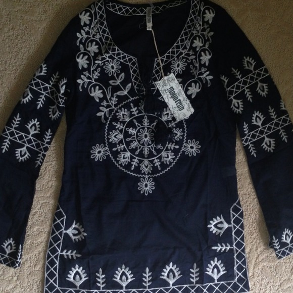 Monoreno navy tunic size small BEAUTIFUL