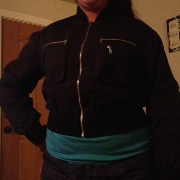 Very cute black half jacket