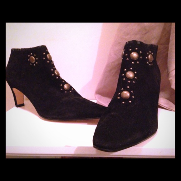 Brand new! Authentic Suede Vaneli de notte heels!!