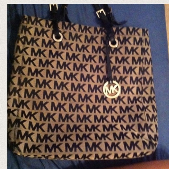 100%👌❤Authentic MK tote and authentic MK flat👌❤
