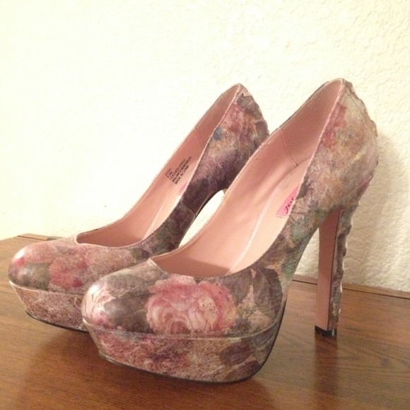 Betsey Johnson 'Ditan' Pump - Floral Pattern!