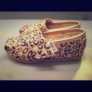 ⛔Hold until midnight @lovelays⛔leopard TOMS
