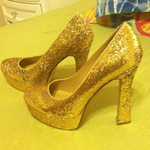 Gold glitter platform pumps