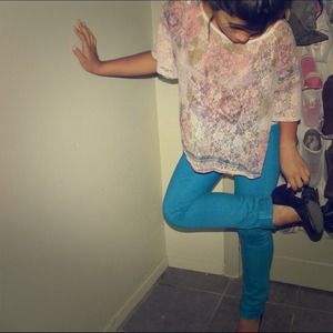 Skinny jeans/ jeggings.