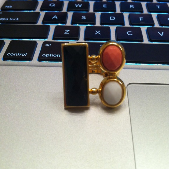 ⬇SALE Kara Ross Cocktail Ring - Picture 3 of 3
