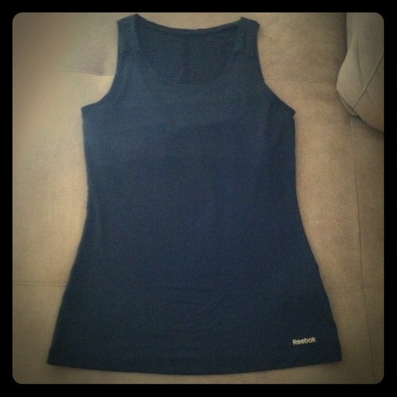 SOLD Sz M Black Reebok athletic top