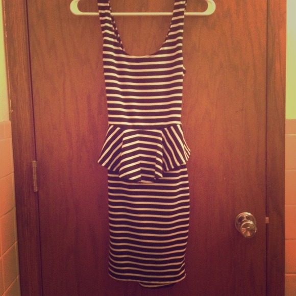 ✨🚫Traded🚫✨Black and white plum dress