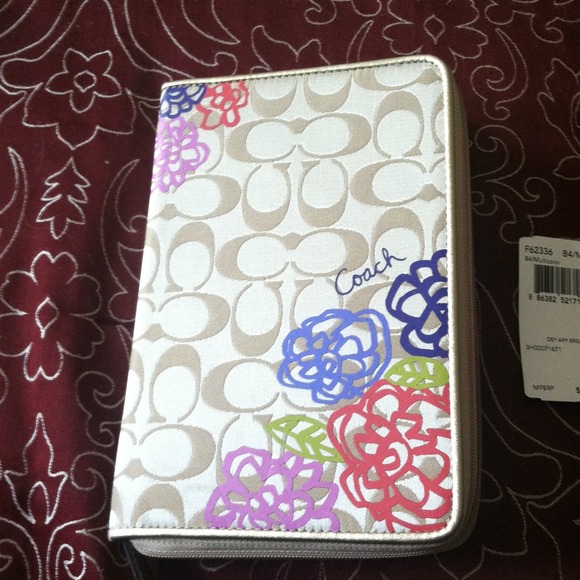 SOLD!!!! Coach Daisy Ereader📖