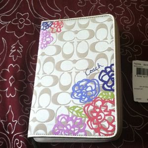 SOLD!!!! Coach Daisy Ereader📖