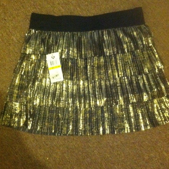 Gold mini skirt - Picture 1 of 1