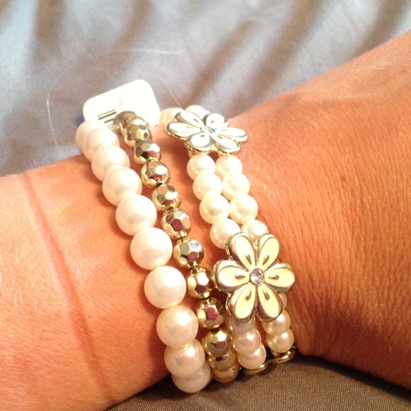 Stretchy gold and cream bracelet