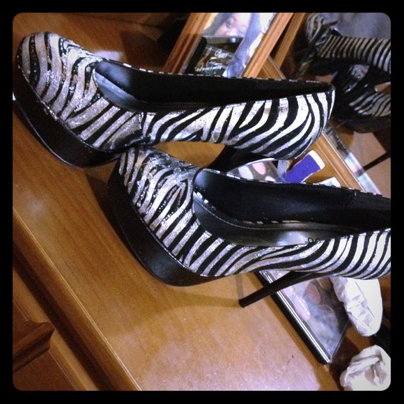 ❌Gone❌ Zebra Glitz pumps 👑👠✨🌟💫