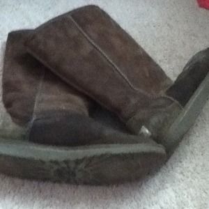 Uggs brown size 5 but they fit me an I'm a 7-71/2