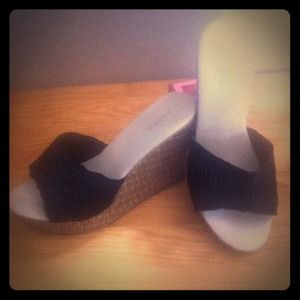 *REDUCED* Black and Tan wedges
