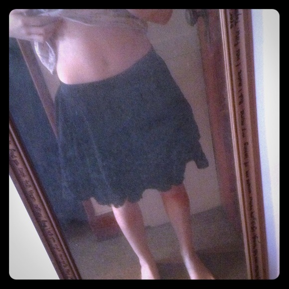 Black, knee length, flowy skirt - Picture 1 of 4