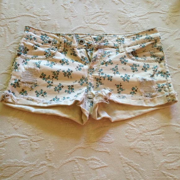 Cream colored jean short w flowers