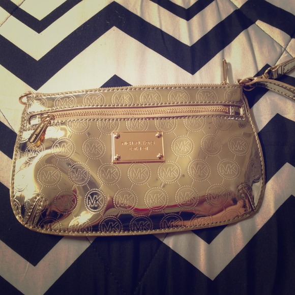Michael Kors Clutches & Wallets - MK wrislet ✨💗