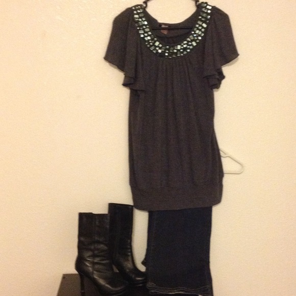 Tops - **$ Reduced** Cute top with jeweled collar