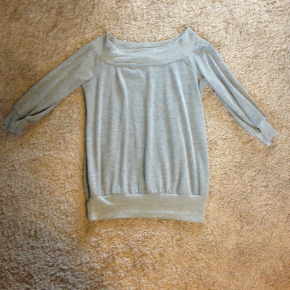 Simple gray sweater - Picture 2 of 2