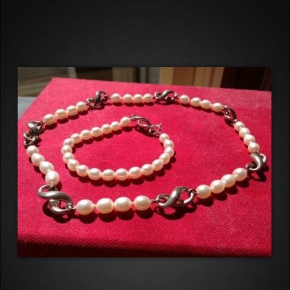 Tiffany's freshwater pearl necklace/bracelet set.