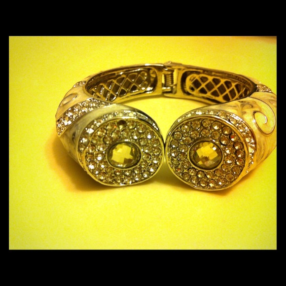 Jewelry - 🎉🌟Host Pick 🌟🎉Nice detailed sparkly bracelet