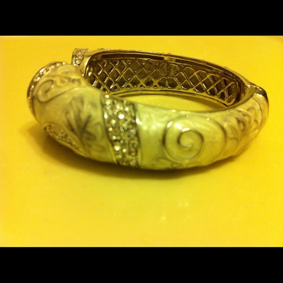 🎉🌟Host Pick 🌟🎉Nice detailed sparkly bracelet - Picture 2 of 2