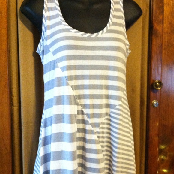 🌹Tina 🌹Gray n white tank sz sm/med