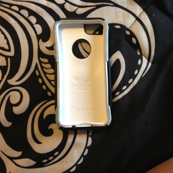 iPhone 5 otter box - Picture 2 of 2