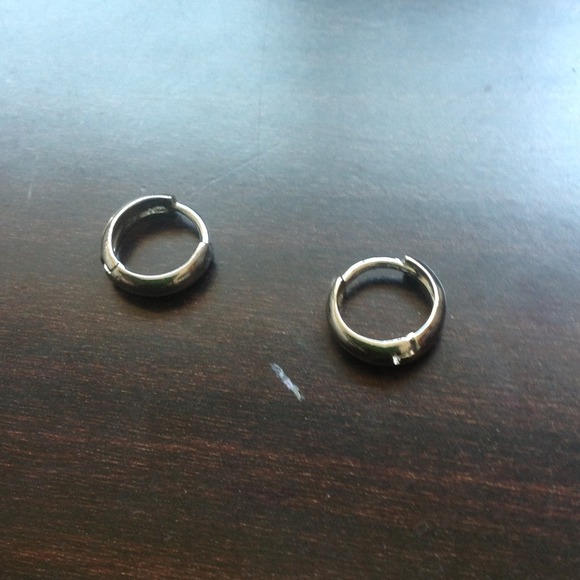 steal earrings !