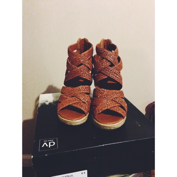 ❗REDUCED❗Dolce Vita Stella wedges in cognac