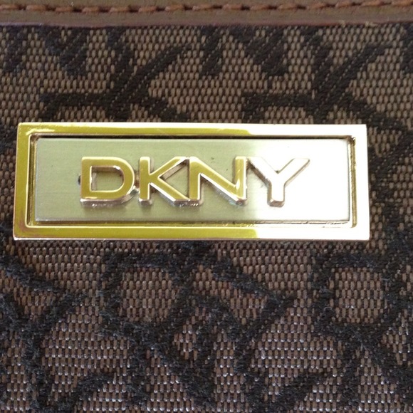 ⛔SOLD⛔💯Authentic DKNY Signature Wallet - Picture 2 of 4