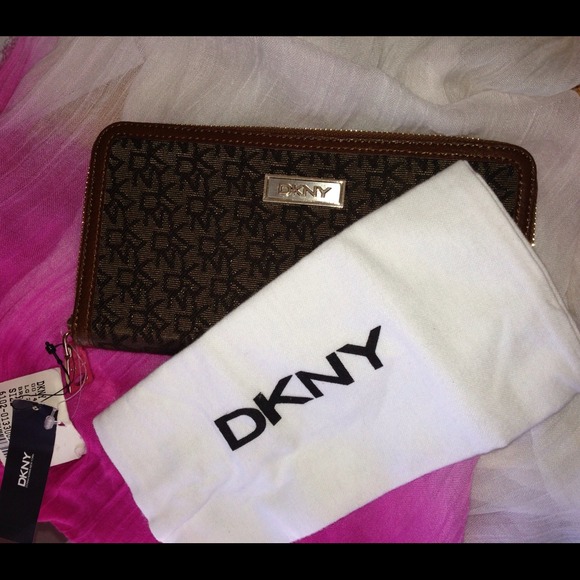 ⛔SOLD⛔💯Authentic DKNY Signature Wallet - Picture 3 of 4