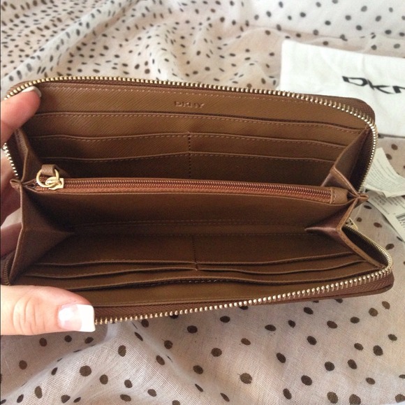 ⛔SOLD⛔💯Authentic DKNY Signature Wallet - Picture 4 of 4