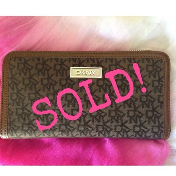 DKNY Clutches & Wallets - ⛔SOLD⛔💯Authentic DKNY Signature Wallet