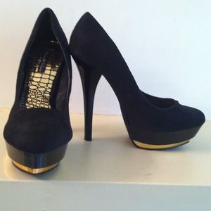 BLACK PUMPS W/ GOLD PLATFORM!!!