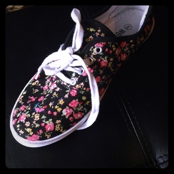 Floral tennis sneaker