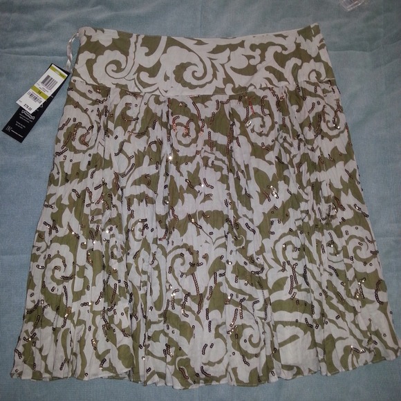 Dresses & Skirts - Green and light tan skirt. Size 14