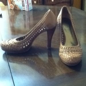 Guess brown leather pumps
