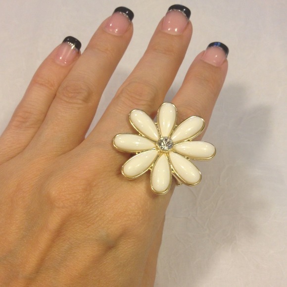 🚫SOLD🌟 flower ring - Picture 2 of 2