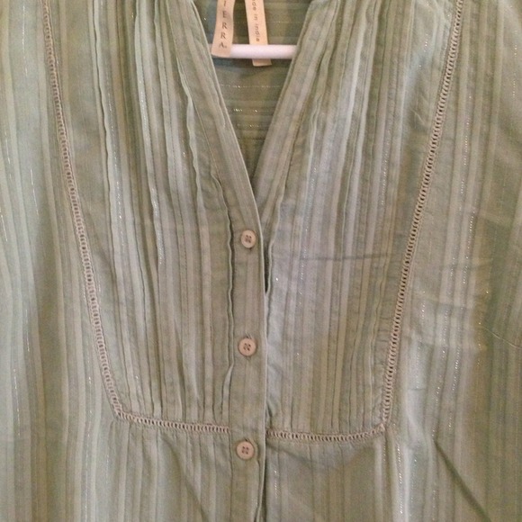 Tops - Picture 3 of 4