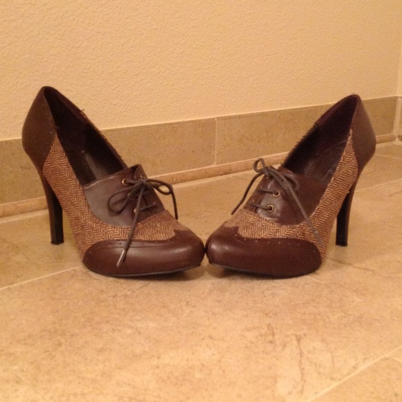 Brown heels with laces - Picture 2 of 3