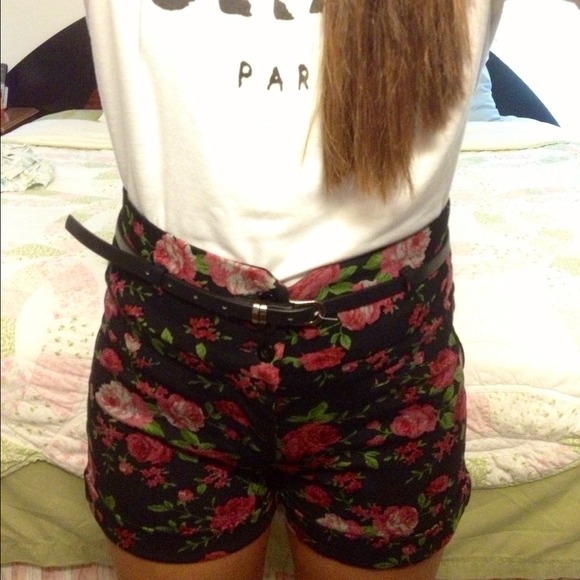 ⛔SOLD⛔Floral high waisted shorts - Picture 2 of 2