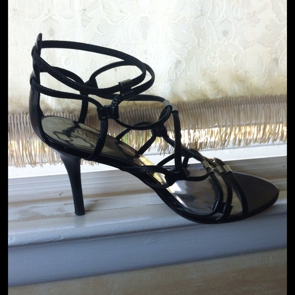 📦DONATED📦Black strappy shoes by guess